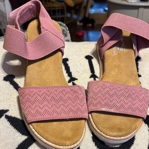 Bob’s Skechers Pink Sandals with Tan Sole, size 7.5